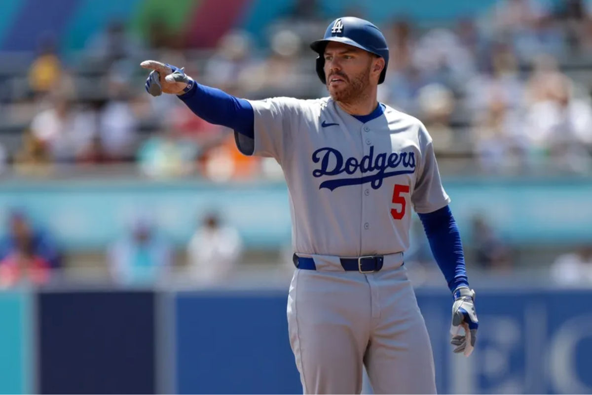 3 de agosto de 2025; Tampa, Florida, EE. UU.; El primera base de los Dodgers de Los Ángeles, Freddie Freeman (5), reacciona tras conectar un doblete contra los Rays de Tampa Bay en la primera entrada en el George M. Steinbrenner Field. Crédito obligatorio: Nathan Ray Seebeck-Imagn Images.