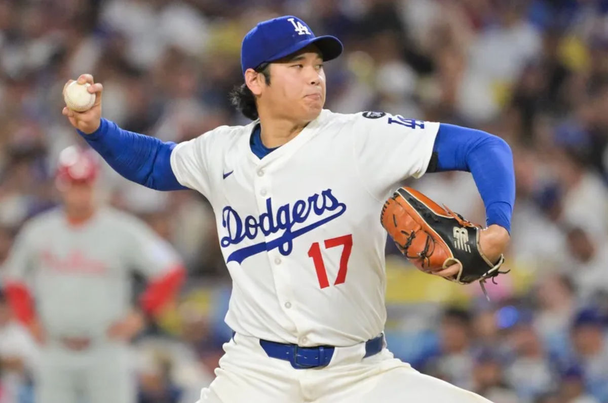 16 de septiembre de 2025; Los Ángeles, California, EE. UU.; Shohei Ohtani (17), jugador de dos vías de los Dodgers de Los Ángeles, lanza durante la tercera entrada contra los Filis de Filadelfia en el Dodger Stadium. Crédito obligatorio: Jayne Kamin-Oncea-Imagn Images