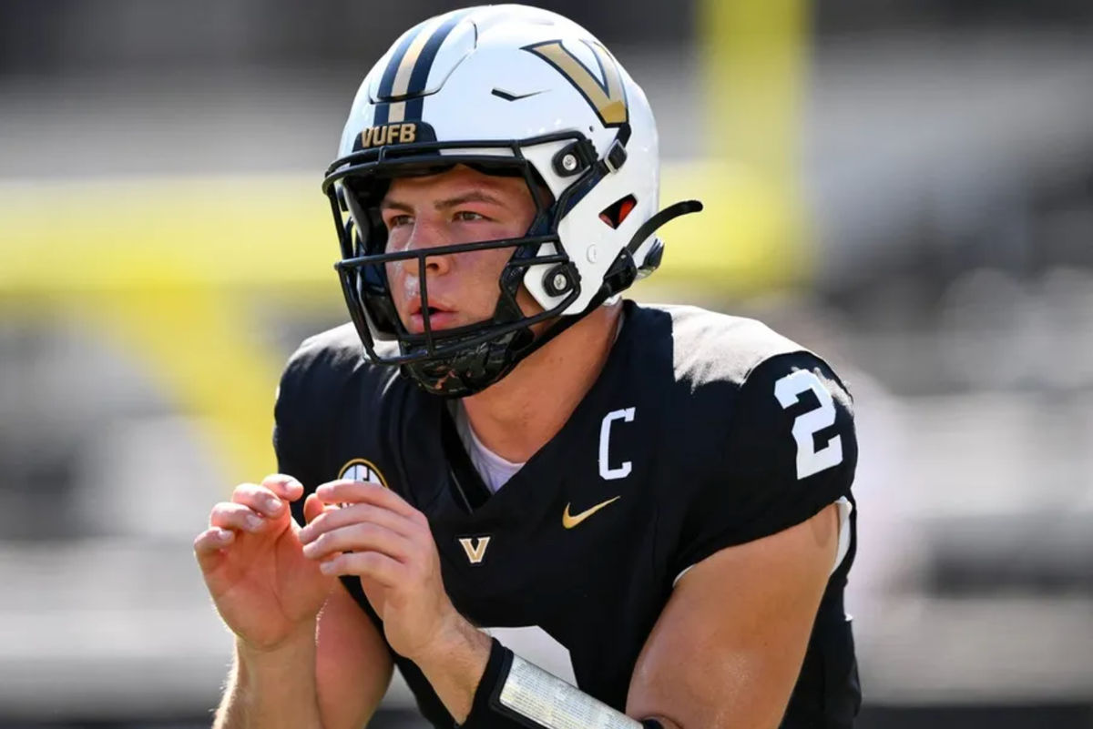 27 de septiembre de 2025; Nashville, Tennessee, EE. UU.; El mariscal de campo de los Vanderbilt Commodores, Diego Pavia (2), se enfrenta a los Utah State Aggies en el FirstBank Stadium. Crédito obligatorio: Steve Roberts-Imagn Images