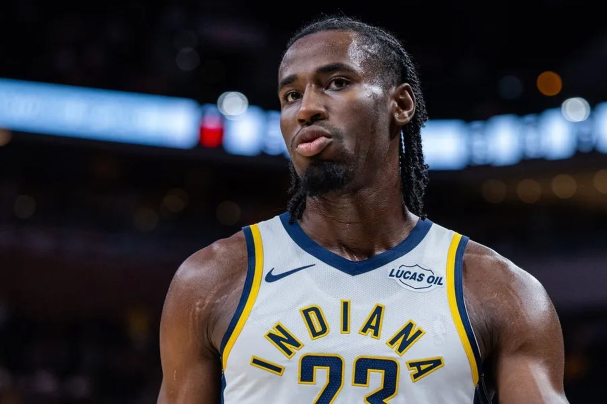13 de octubre de 2025; Indianápolis, Indiana, EE. UU.; El base/delantero de los Indiana Pacers, Aaron Nesmith (23), en la primera mitad contra los San Antonio Spurs en el Gainbridge Fieldhouse. Crédito obligatorio: Trevor Ruszkowski-Imagn Images