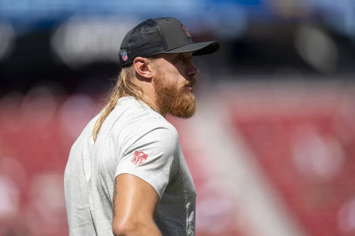 21 de septiembre de 2025; Santa Clara, California, EE. UU.; El ala cerrada de los San Francisco 49ers, George Kittle (85), en el campo durante el calentamiento previo a un partido contra los Arizona Cardinals durante la primera mitad en el Levi's Stadium. Crédito obligatorio: Cary Edmondson-Imagn Images