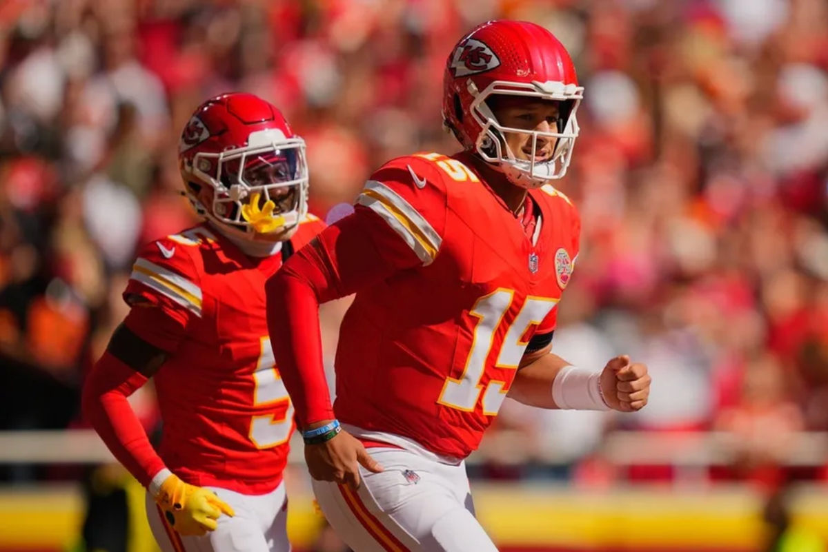 19 de octubre de 2025; Kansas City, Misuri, EE. UU.; El mariscal de campo de los Kansas City Chiefs, Patrick Mahomes (15), y el receptor abierto Marquise Brown (5), se van a la banca tras anotar un touchdown contra los Las Vegas Raiders durante el segundo cuarto del partido en el GEHA Field del Arrowhead Stadium. Crédito obligatorio: Jay Biggerstaff-Imagn Images.