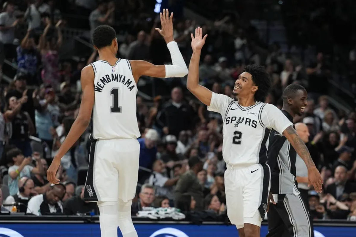 26 de octubre de 2025; San Antonio, Texas, EE. UU.; El alero de los San Antonio Spurs, Victor Wembanyama (1), y el base Dylan Harper (2) celebran en la segunda mitad contra los Brooklyn Nets en el Frost Bank Center. Crédito obligatorio: Daniel Dunn-Imagn Images