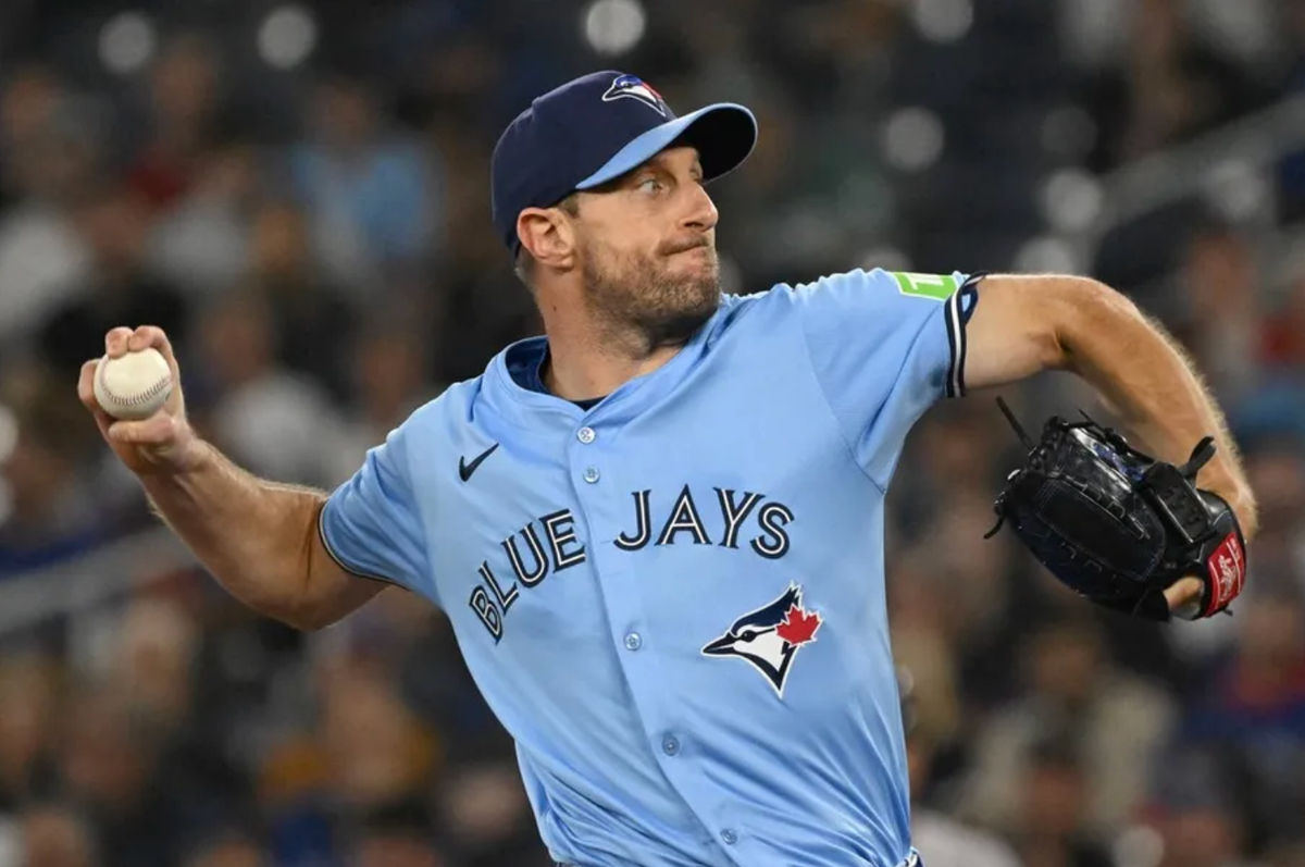 24 de septiembre de 2025; Toronto, Ontario, Canadá; El lanzador abridor de los Toronto Blue Jays, Max Scherzer (31), lanza contra los Boston Red Sox en la primera entrada en el Rogers Centre. Crédito obligatorio: Dan Hamilton-Imagn Images