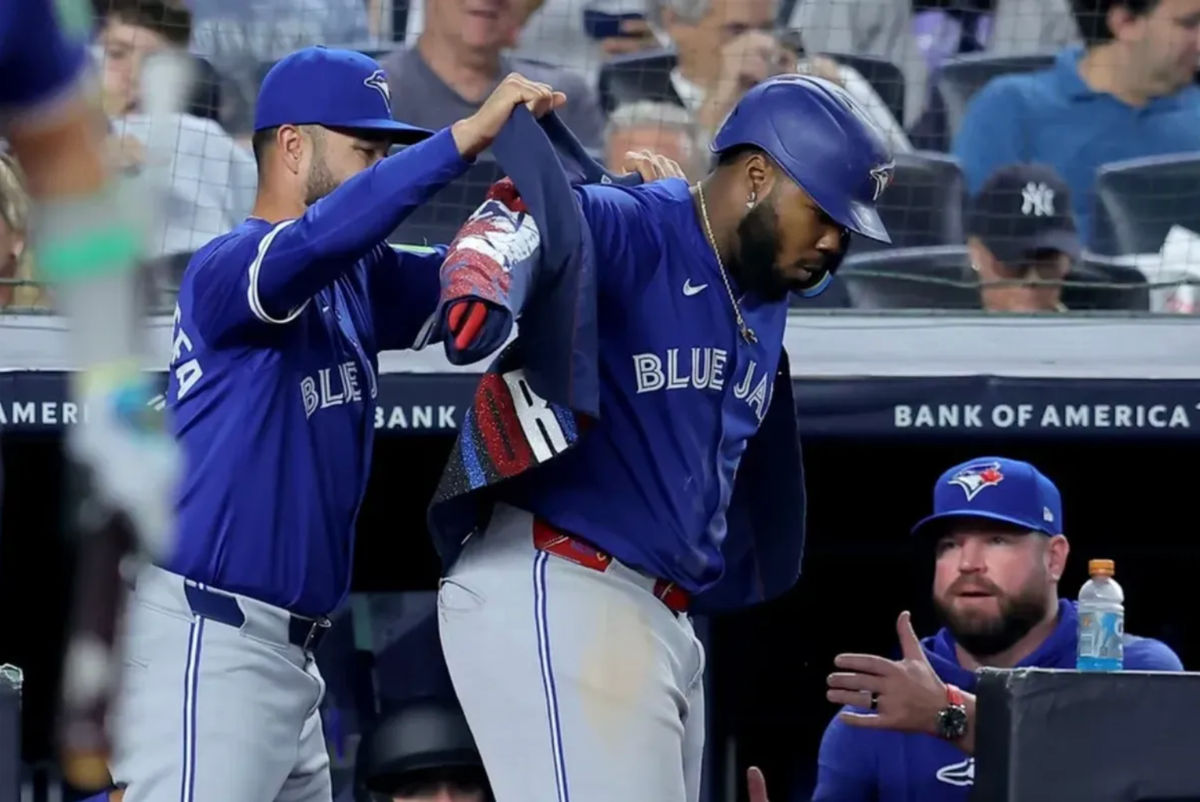 5 de septiembre de 2025; Bronx, Nueva York, EE. UU.; El campocorto de los Toronto Blue Jays, Isiah Kiner-Falefa (7), le entrega la chaqueta de jonrón al primera base Vladimir Guerrero Jr. (27) después de que Guerrero conectara un jonrón solitario contra los New York Yankees durante la quinta entrada en el Yankee Stadium. Crédito obligatorio: Brad Penner-Imagn Images