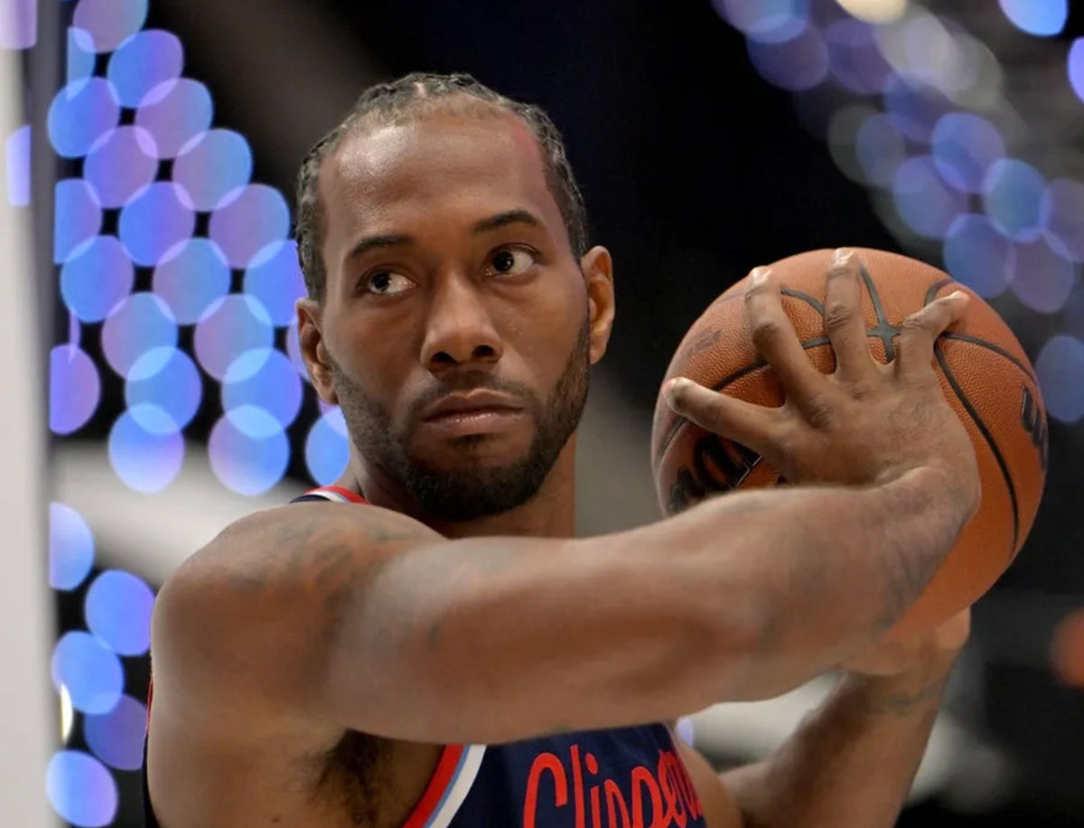 29 de septiembre de 2025; Inglewood, California, EE. UU.; El alero de Los Angeles Clippers, Kawhi Leonard (2), posa durante el día de prensa en el Intuit Dome. Crédito obligatorio: Jayne Kamin-Oncea-Imagn Images
