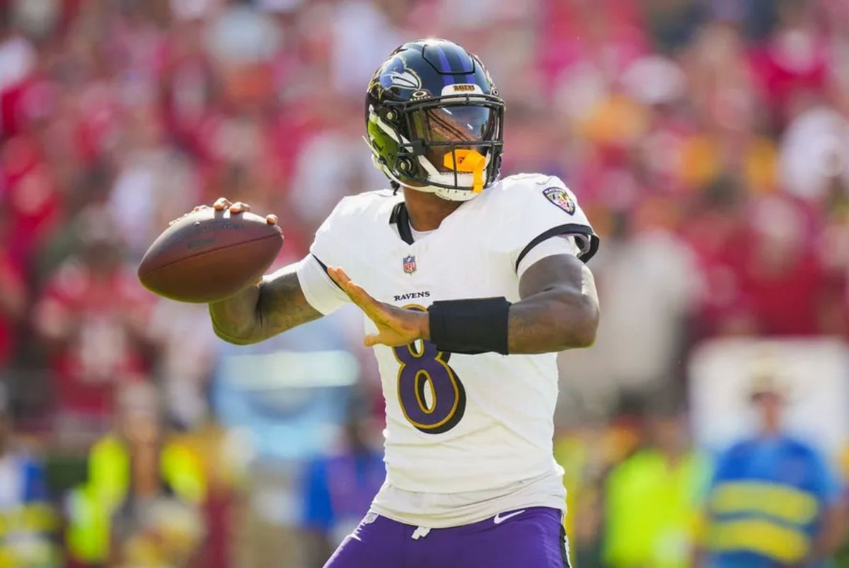 28 de septiembre de 2025; Kansas City, Misuri, EE. UU.; El mariscal de campo de los Baltimore Ravens, Lamar Jackson (8), lanza un pase durante la primera mitad del partido contra los Kansas City Chiefs en el GEHA Field del Arrowhead Stadium. Crédito obligatorio: Jay Biggerstaff-Imagn Images