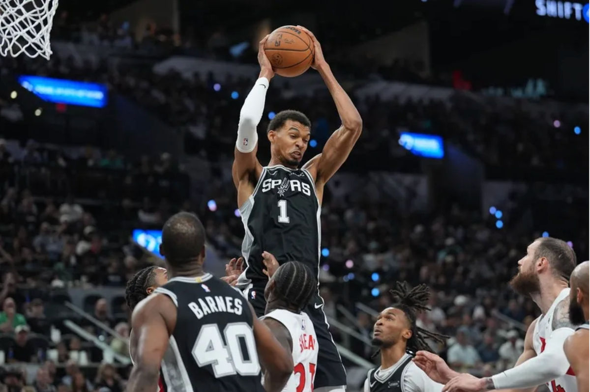 27 de octubre de 2025; San Antonio, Texas, EE. UU.; El ala-pívot/pívot de los San Antonio Spurs, Victor Wembanyama (1), captura un rebote en la primera mitad del partido contra los Toronto Raptors en el Frost Bank Center. Crédito obligatorio: Daniel Dunn-Imagn Images