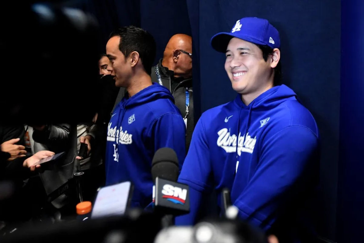 23 de octubre de 2025; Toronto, ON, Canadá; El bateador designado de los Dodgers de Los Ángeles, Shohei Ohtani (17), habla con los medios durante el día de prensa y los entrenamientos del equipo en el Rogers Centre. Crédito obligatorio: Dan Hamilton-Imagn Images