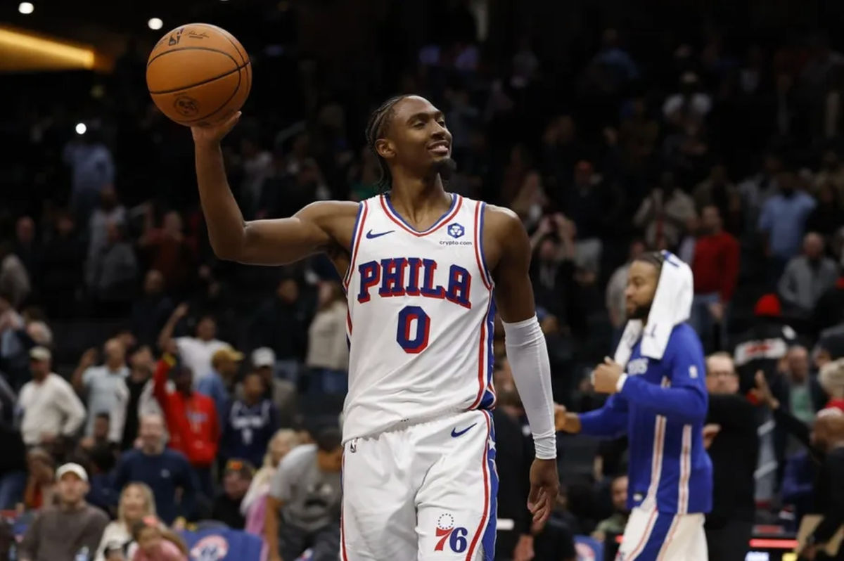 28 de outubro de 2025; Washington, Distrito de Columbia, EUA; O armador do Philadelphia 76ers, Tyrese Maxey (0), comemora após o apito final contra o Washington Wizards na Capital One Arena. Crédito obrigatório: Geoff Burke-Imagn Images