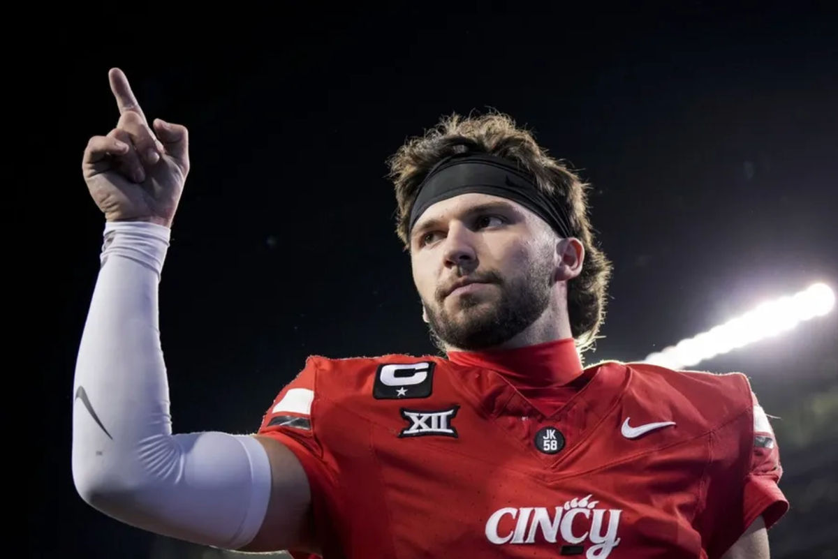 25 de octubre de 2025; Cincinnati, Ohio, EE. UU.; El mariscal de campo de los Cincinnati Bearcats, Brendan Sorsby, saluda a los aficionados mientras abandona el campo tras derrotar a los Baylor Bears en el Nippert Stadium. Crédito obligatorio: Aaron Doster-Imagn Images