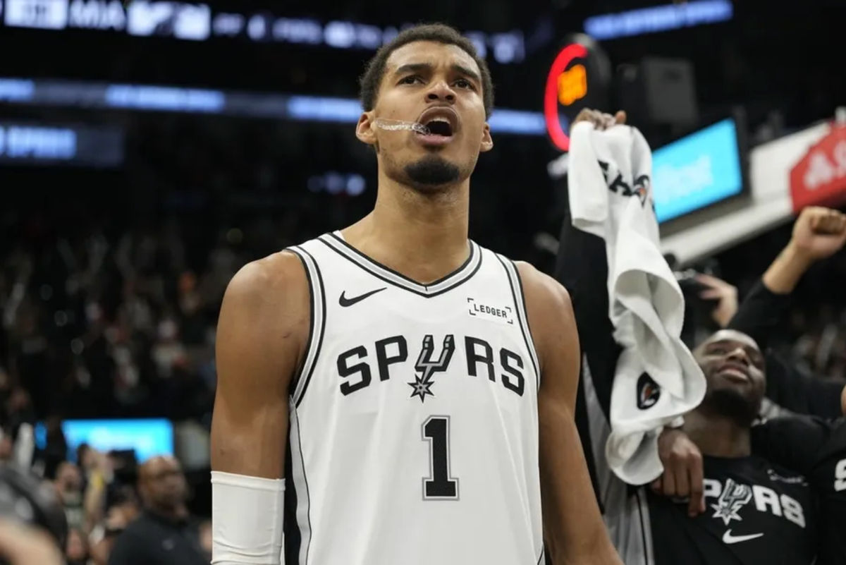 30 de outubro de 2025; San Antonio, Texas, EUA; O ala do San Antonio Spurs, Victor Wembanyama (1), canta "Go Spurs Go" junto com os torcedores após a vitória sobre o Miami Heat no Frost Bank Center. Crédito obrigatório: Scott Wachter-Imagn Images