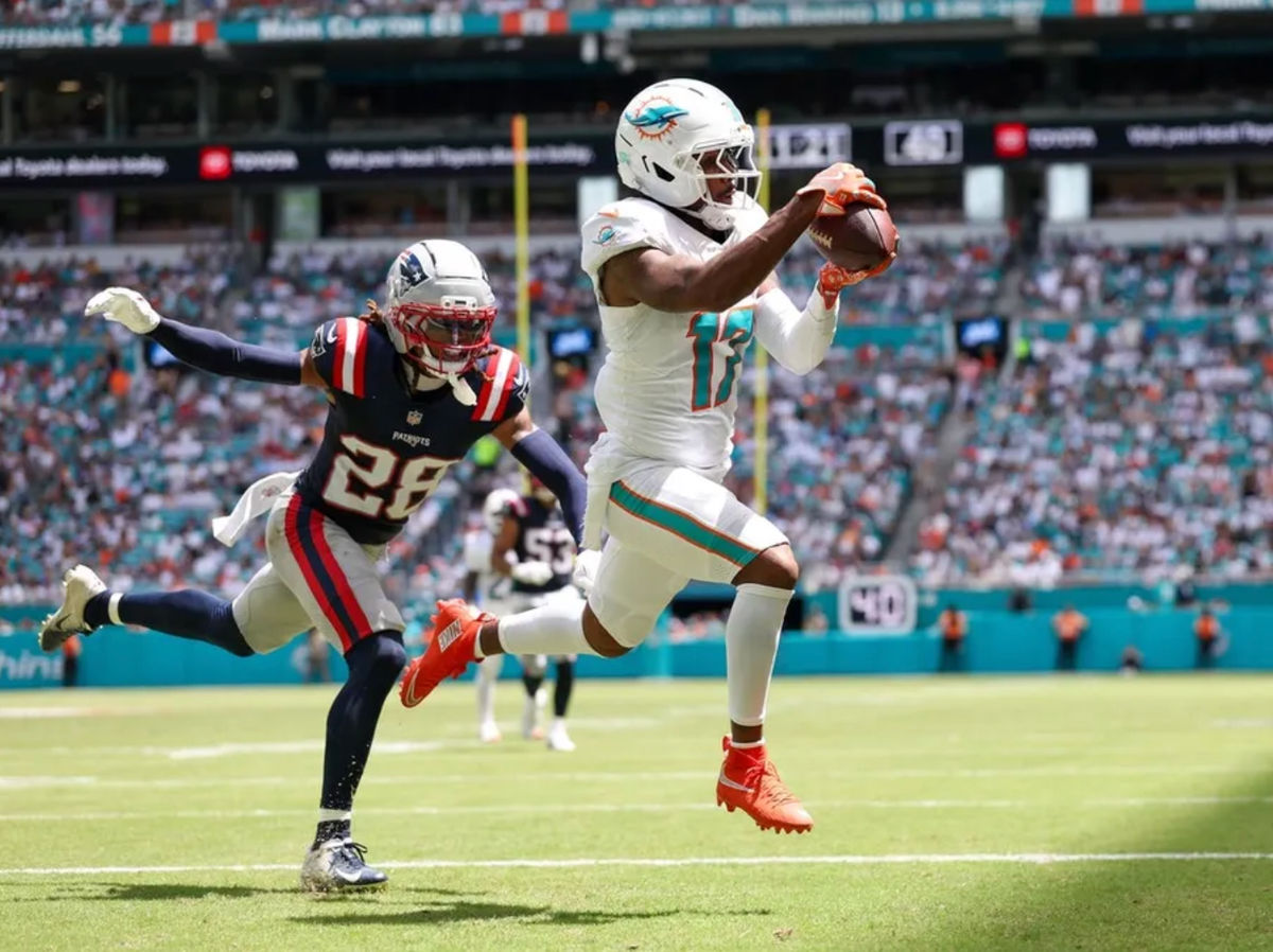 14 de septiembre de 2025; Miami Gardens, Florida, EE. UU.; El receptor abierto de los Miami Dolphins, Jaylen Waddle (17), atrapa un pase para touchdown defendido por el esquinero de los New England Patriots, Alex Austin (28), en el segundo cuarto en el Hard Rock Stadium. Crédito obligatorio: Nathan Ray Seebeck-Imagn Images
