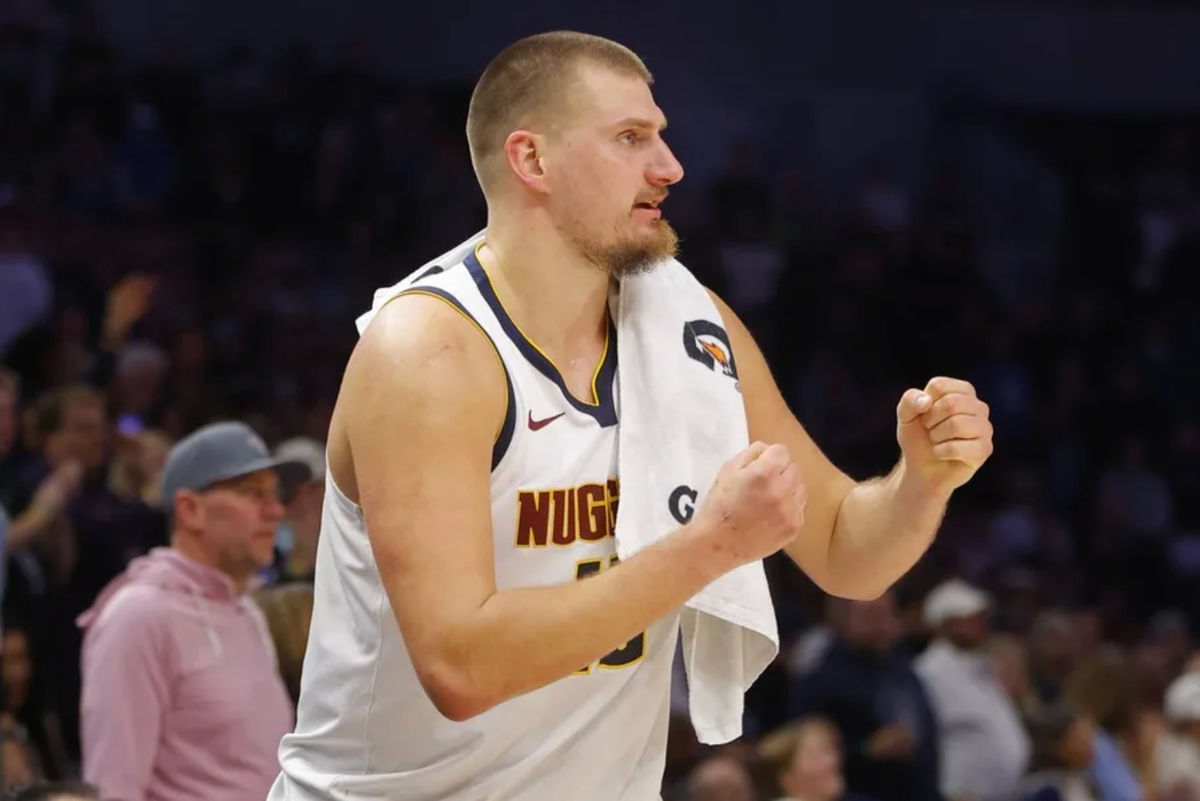 27 de outubro de 2025; Minneapolis, Minnesota, EUA; O pivô do Denver Nuggets, Nikola Jokic (15), torce pelo seu time enquanto descansa durante o quarto período da partida contra o Minnesota Timberwolves no Target Center. Crédito obrigatório: Bruce Kluckhohn-Imagn Images