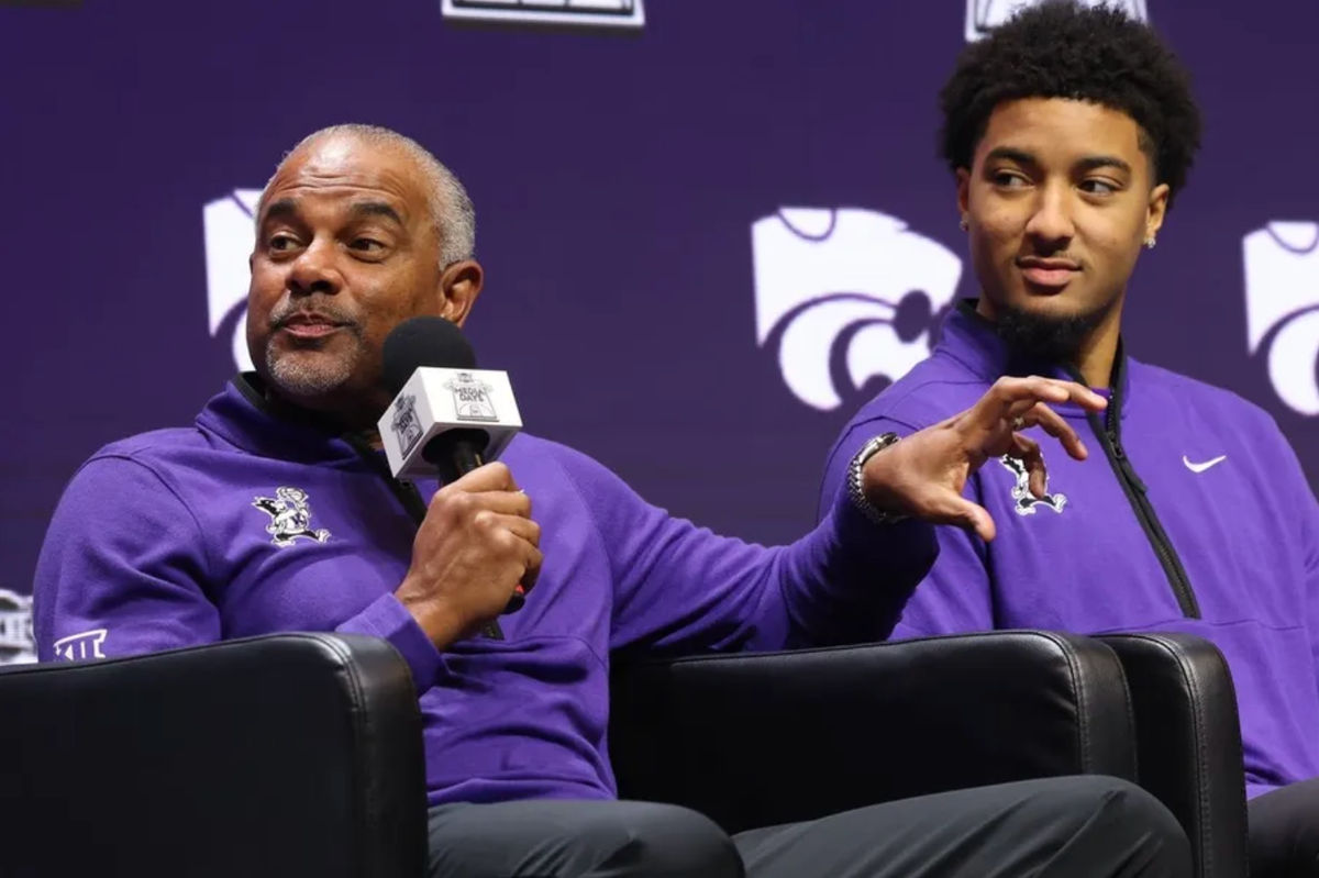 22 de outubro de 2025; Kansas City, MO, EUA; (Da esquerda para a direita) O técnico do Kansas State, Jerome Tang, e PJ Haggerty falam com a imprensa durante o dia de mídia da Big 12 no T-Mobile Center. Crédito obrigatório: Sophia Scheller-Imagn Images