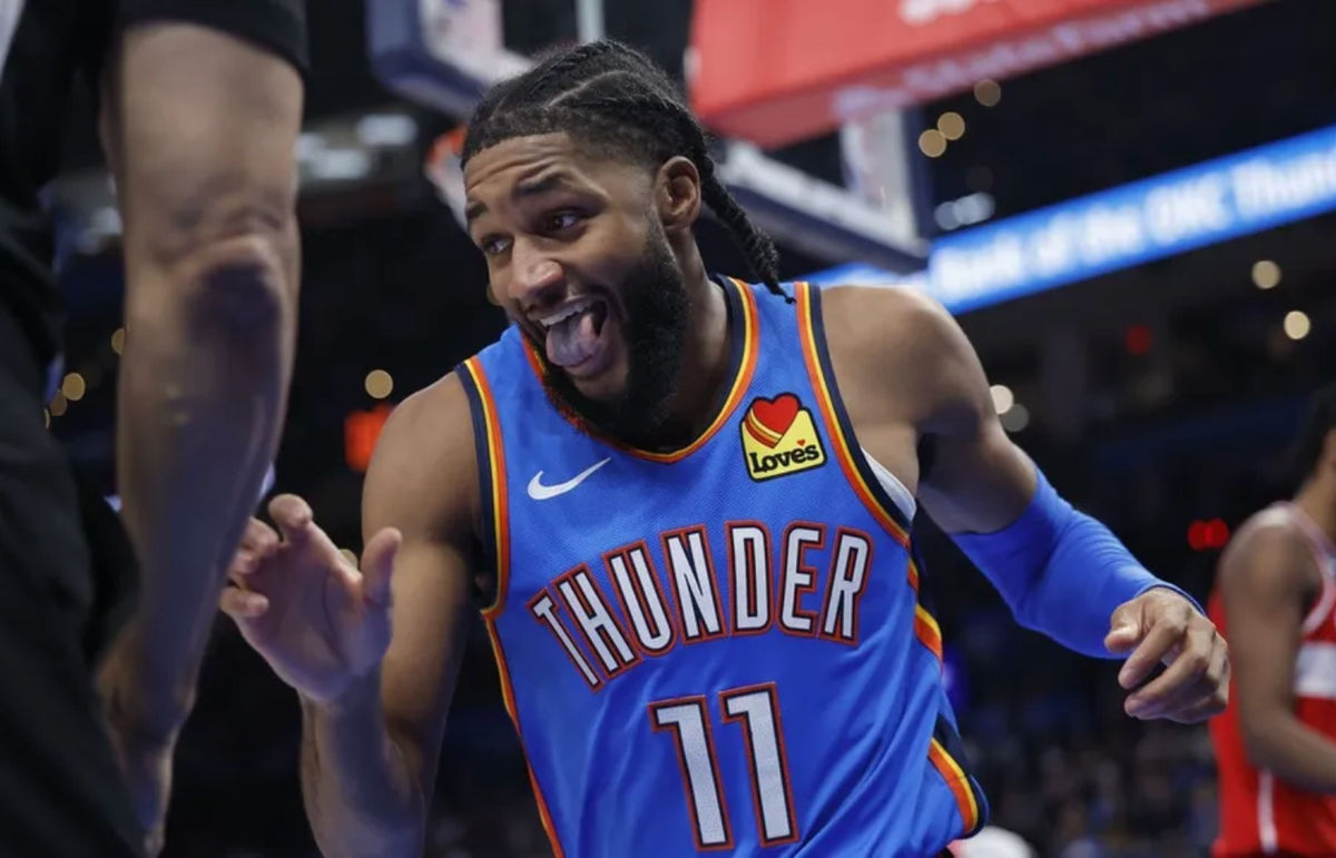 30 de octubre de 2025; Oklahoma City, Oklahoma, EE. UU.; El base de los Oklahoma City Thunder, Isaiah Joe (11), reacciona tras una jugada contra los Washington Wizards durante la segunda mitad en el Paycom Center. Crédito obligatorio: Alonzo Adams-Imagn Images