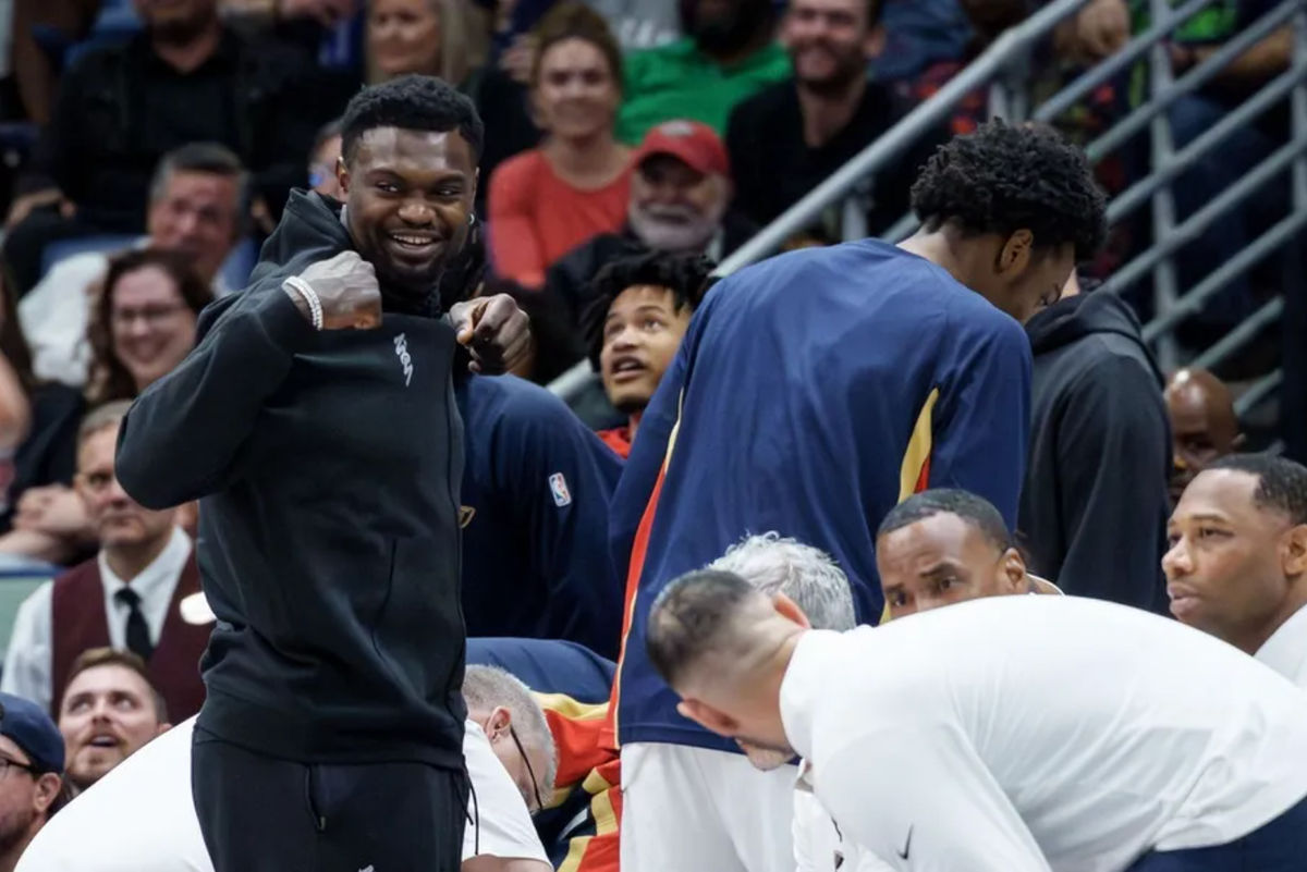 27 de octubre de 2025; Nueva Orleans, Luisiana, EE. UU.; El alero de los New Orleans Pelicans, Zion Williamson, celebra tras una canasta de un compañero contra los Boston Celtics durante la primera mitad en el Smoothie King Center. Crédito obligatorio: Matthew Hinton-Imagn Images