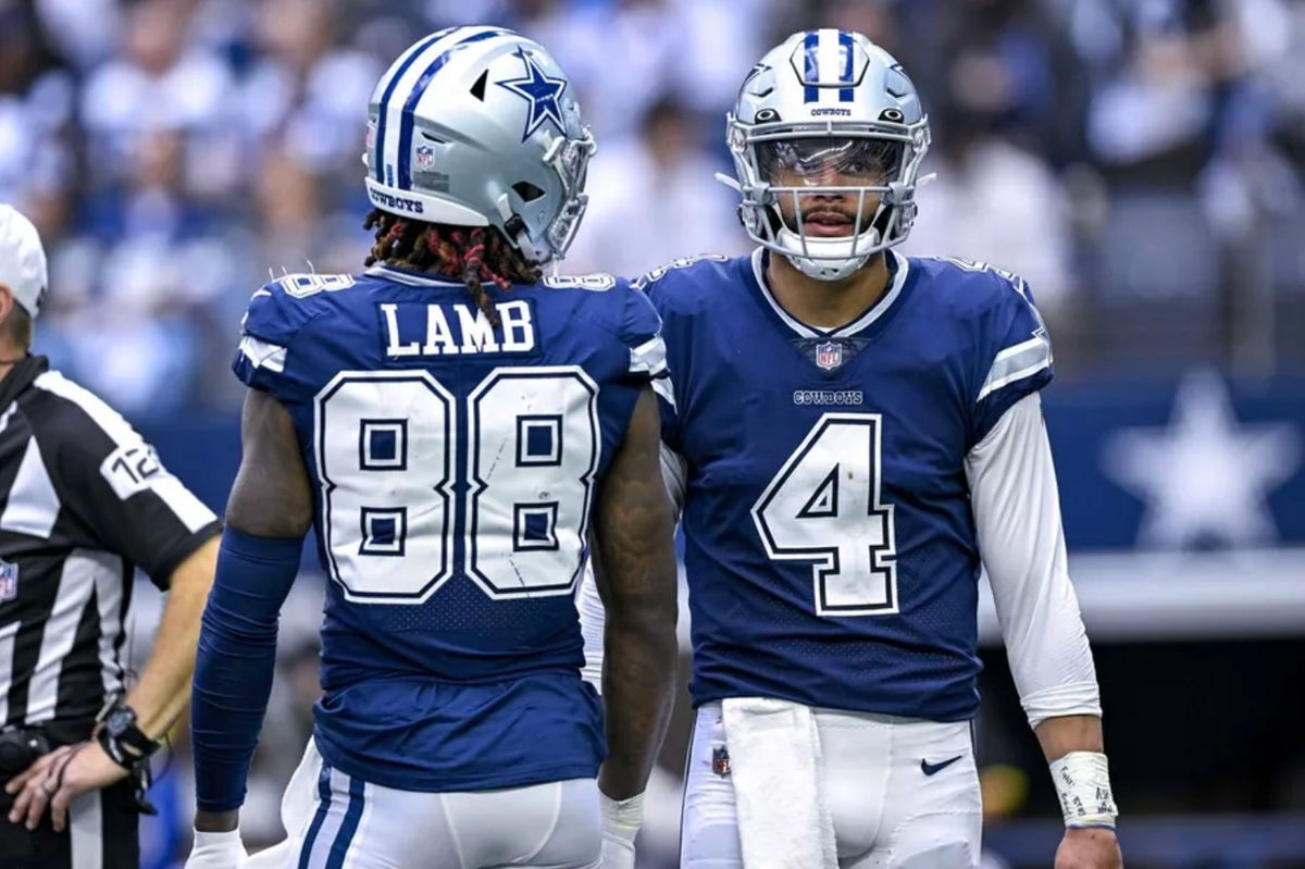 30 de octubre de 2022; Arlington, Texas, EE. UU.; El receptor abierto de los Dallas Cowboys, CeeDee Lamb (88), y el mariscal de campo Dak Prescott (4) esperan que se reanude el juego contra los Chicago Bears durante la segunda mitad en el AT&T Stadium. Crédito obligatorio: Jerome Miron-Imagn Images