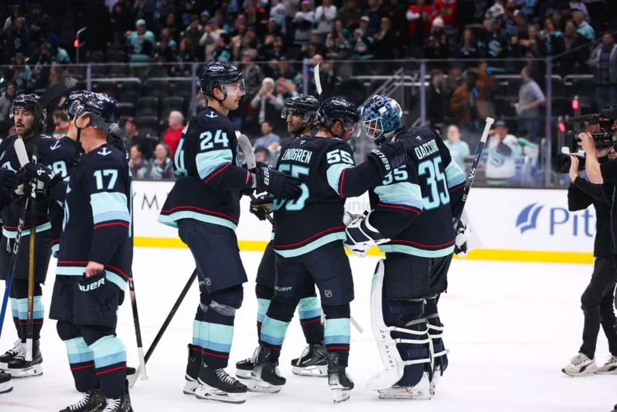 3 de novembro de 2025; Seattle, Washington, EUA; O defensor do Seattle Kraken, Ryan Lindgren (55), comemora a vitória sobre o Chicago Blackhawks com o goleiro Joey Daccord (35) na Climate Pledge Arena. Crédito obrigatório: Kevin Ng-Imagn Images