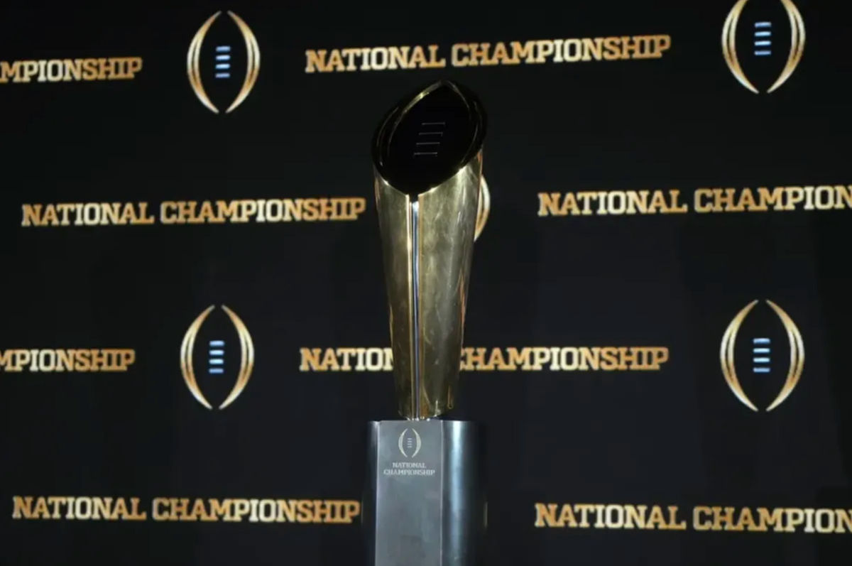19 de enero de 2025; Atlanta, Georgia, EE. UU.; El trofeo del Campeonato Nacional de Fútbol Americano Universitario en una conferencia de prensa en el Salón de Baile Savannah del Hotel Westin Peachtree Plaza. Crédito obligatorio: Kirby Lee-Imagn Images