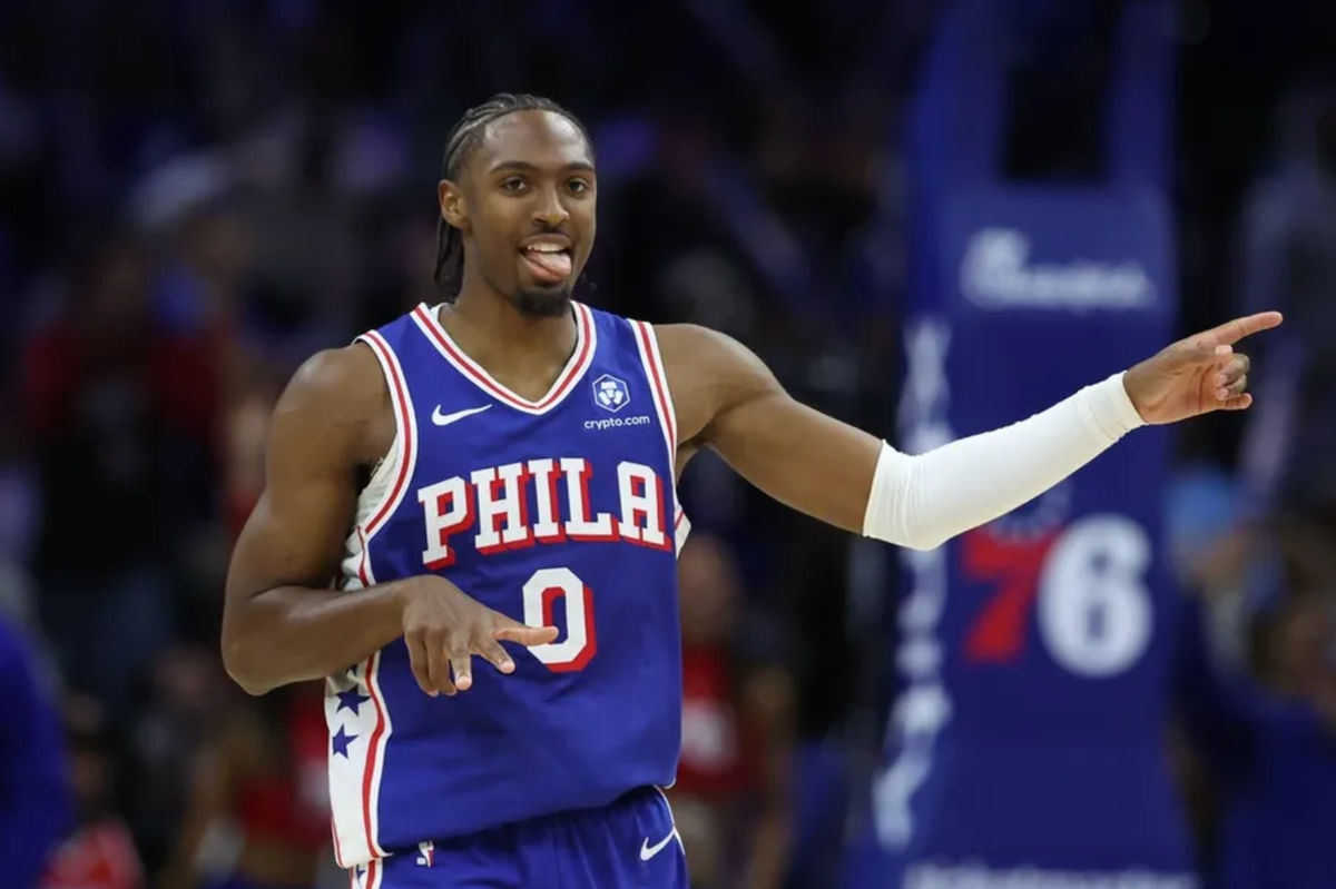 27 de outubro de 2025; Filadélfia, Pensilvânia, EUA; O armador do Philadelphia 76ers, Tyrese Maxey (0), comemora após marcar contra o Orlando Magic durante o quarto período na Xfinity Mobile Arena. Crédito obrigatório: Bill Streicher-Imagn Images