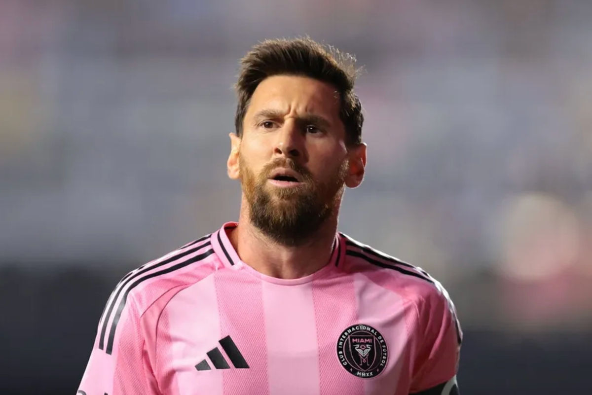 24 de outubro de 2025; Fort Lauderdale, Flórida, EUA; O atacante do Inter Miami CF, Lionel Messi (10), observa o jogo contra o Nashville SC durante o primeiro tempo no Chase Stadium. Crédito obrigatório: Sam Navarro-Imagn Images