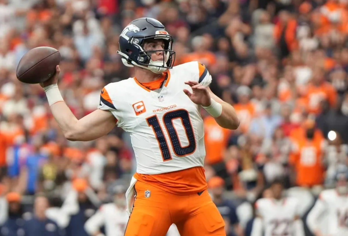 2 de novembro de 2025; Houston, Texas, EUA; O quarterback do Denver Broncos, Bo Nix (10), lança a bola durante o segundo tempo contra o Houston Texans no NRG Stadium. Crédito obrigatório: Sean Thomas-Imagn Images