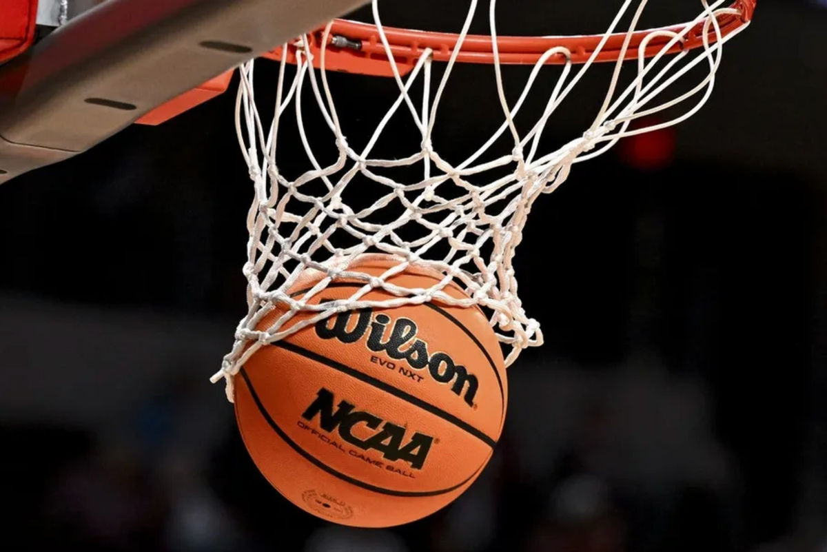 8 de novembro de 2024; College Station, Texas, EUA; Detalhe da bola oficial do jogo com o logotipo da NCAA antes da partida entre o Texas A&M Aggies e o East Texas A&M Lions na Reed Arena. Os Aggies derrotaram os Lions por 87 a 55. Crédito obrigatório: Maria Lysaker-Imagn Images
