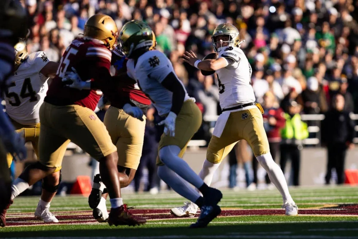 1 de noviembre de 2025; Chestnut Hill, Massachusetts, EE. UU.; El mariscal de campo de Notre Dame, CJ Carr (13), lanza un pase contra los Boston College Eagles durante el primer cuarto en el Alumni Stadium. Crédito obligatorio: Edward Finan-Imagn Images