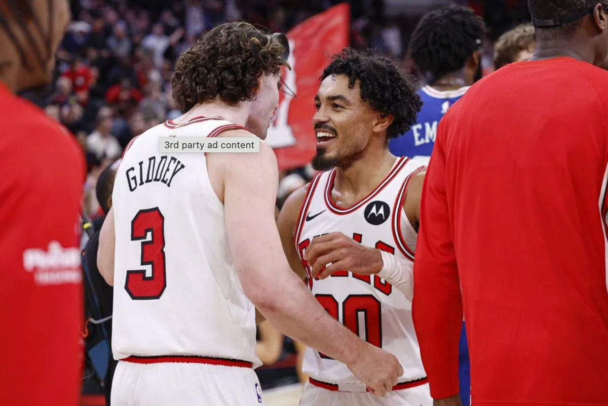 4 de noviembre de 2025; Chicago, Illinois, EE. UU.; El base de los Chicago Bulls, Josh Giddey (3), y el base Tre Jones (30) celebran la victoria del equipo contra los Philadelphia 76ers en el United Center. Crédito obligatorio: Kamil Krzaczynski-Imagn Images