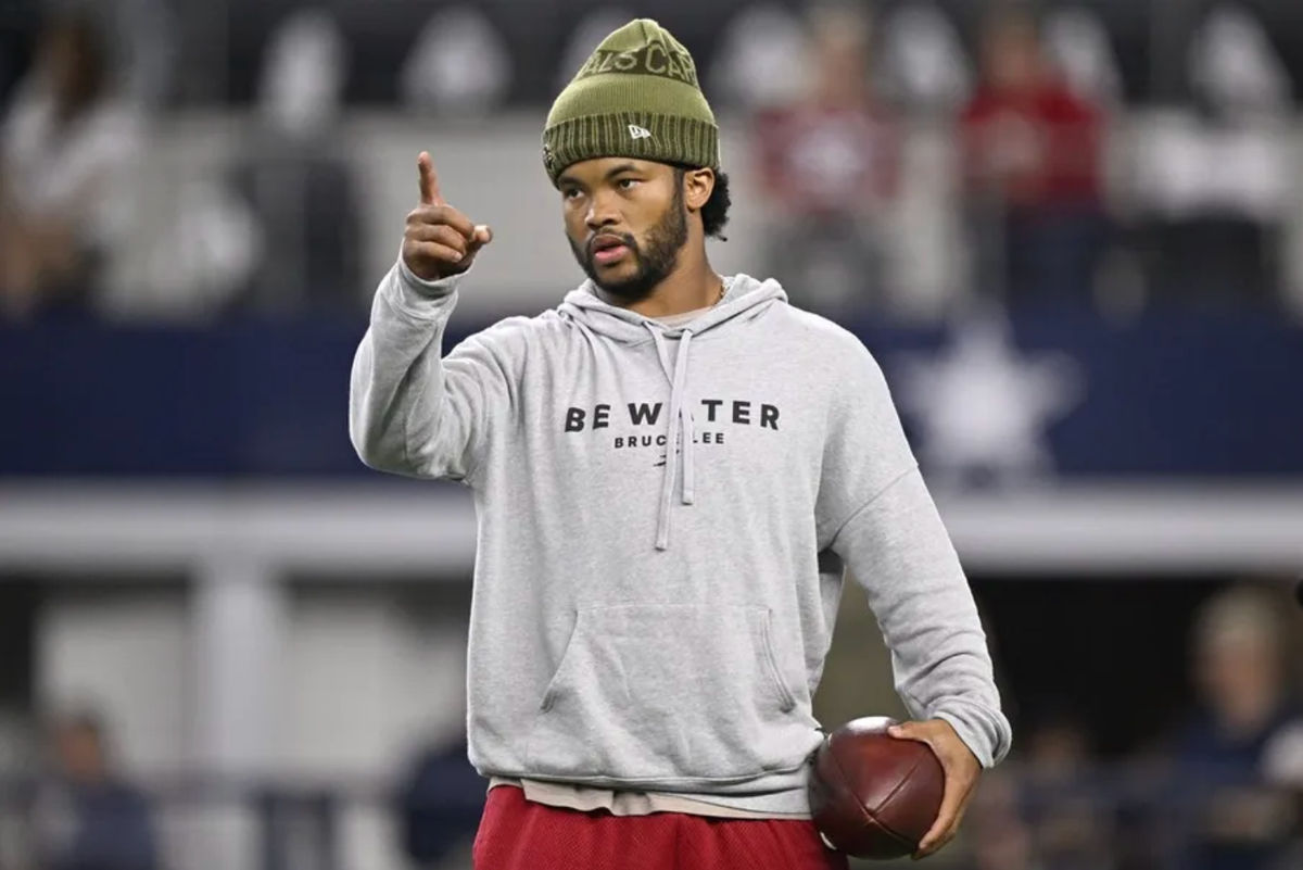3 de noviembre de 2025; Arlington, Texas, EE. UU.; El mariscal de campo de los Arizona Cardinals, Kyler Murray (1), calienta antes del partido contra los Dallas Cowboys en el AT&T Stadium. Crédito obligatorio: Jerome Miron-Imagn Images