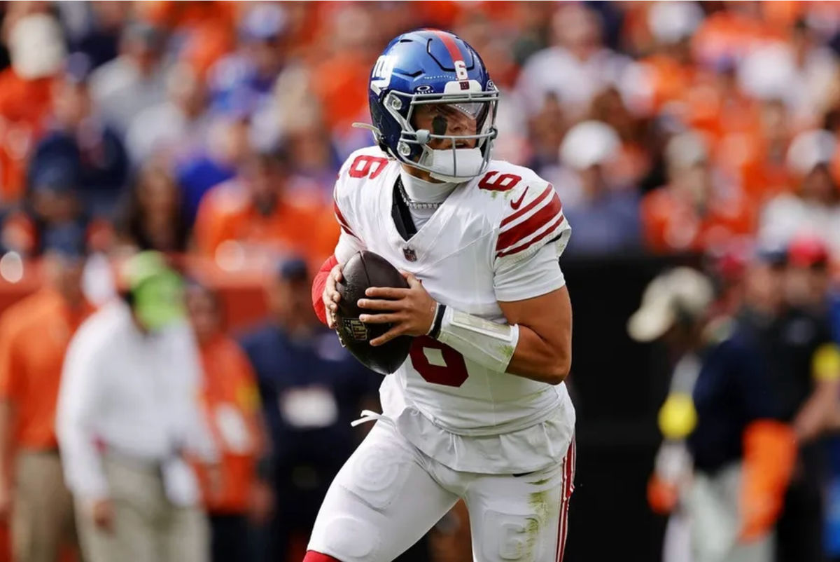 19 de outubro de 2025; Denver, Colorado, EUA; O quarterback do New York Giants, Jaxson Dart (6), faz um passe durante o primeiro tempo contra o Denver Broncos no Empower Field at Mile High. Crédito obrigatório: Isaiah J. Downing-Imagn Images