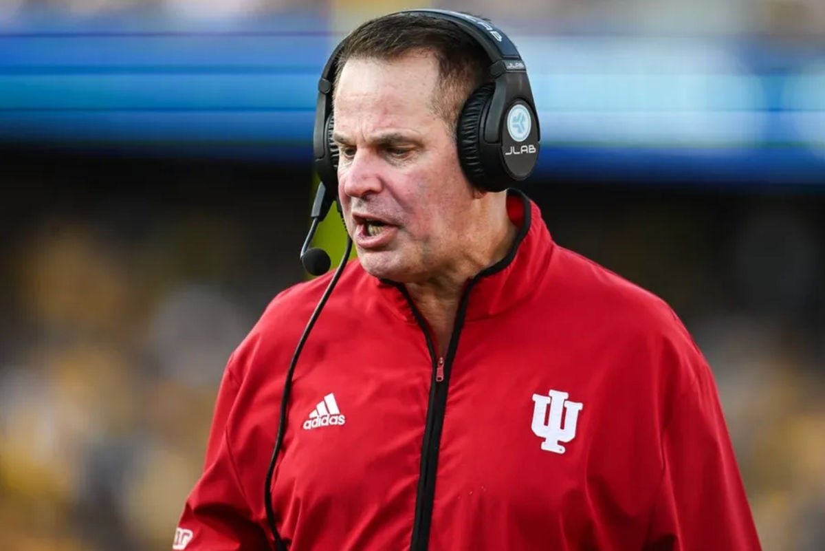 27 de septiembre de 2025; Iowa City, Iowa, EE. UU.; El entrenador en jefe de los Indiana Hoosiers, Curt Cignetti, observa el partido durante el cuarto periodo contra los Iowa Hawkeyes en el estadio Kinnick. Crédito obligatorio: Jeffrey Becker-Imagn Images