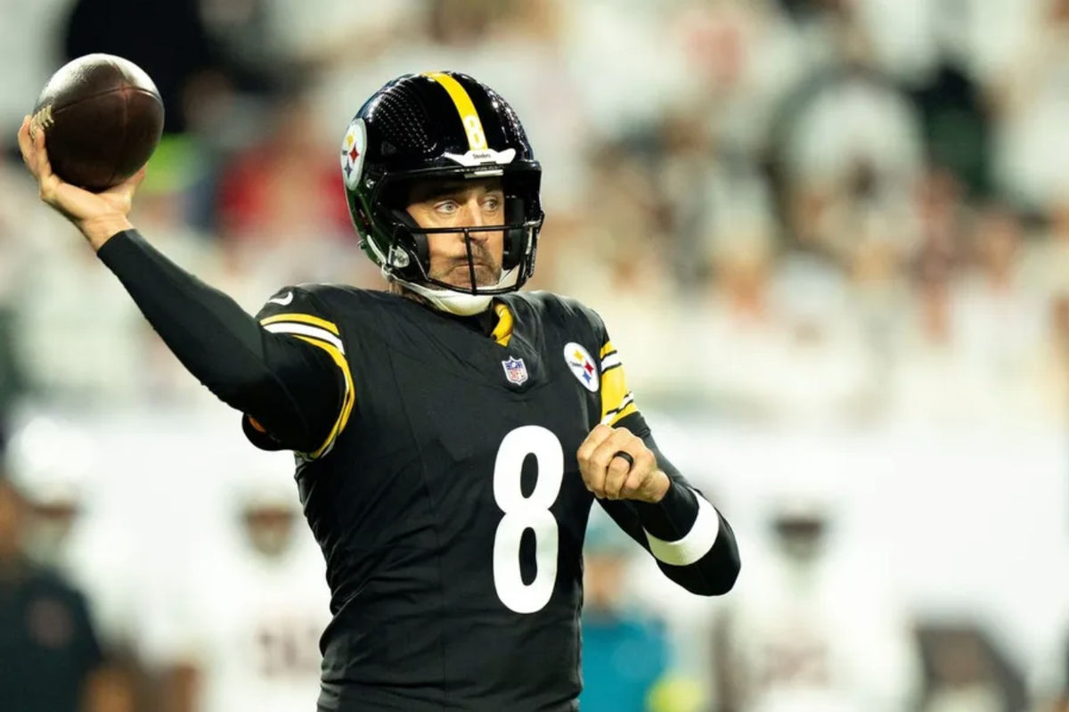 El mariscal de campo de los Pittsburgh Steelers, Aaron Rodgers (8), lanza un pase durante el primer cuarto del partido de la NFL entre los Cincinnati Bengals y los Pittsburgh Steelers en el Paycor Stadium de Cincinnati el 16 de octubre de 2025. FOTO: USA TODAY SPORTS IMAGES