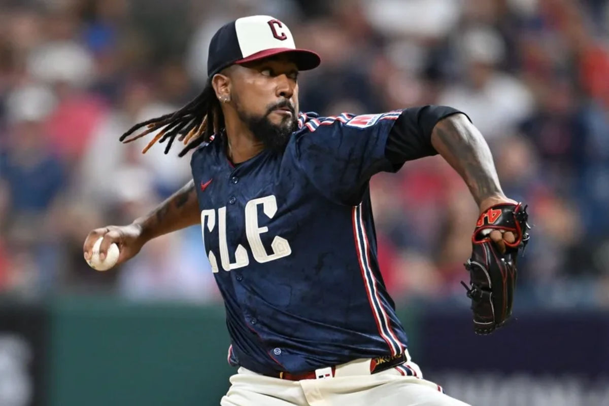 18 de julio de 2025; Cleveland, Ohio, EE. UU.; El lanzador de los Cleveland Guardians, Emmanuel Clase (48), realiza un lanzamiento durante la novena entrada contra los Athletics en el Progressive Field. Crédito obligatorio: Ken Blaze-Imagn Images