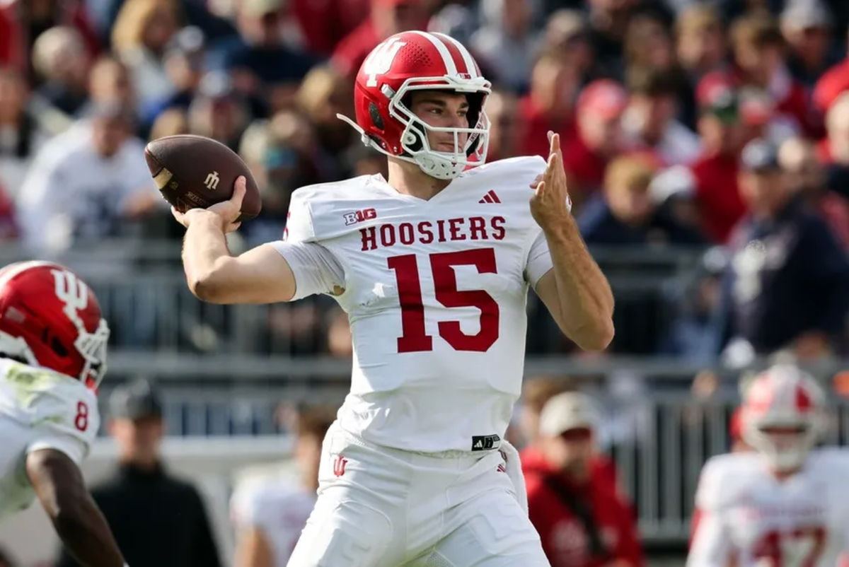 8 de noviembre de 2025; University Park, Pensilvania, EE. UU.; El mariscal de campo de los Indiana Hoosiers, Fernando Mendoza (15), lanza un pase durante el primer cuarto del partido contra los Penn State Nittany Lions en el Beaver Stadium. Crédito obligatorio: Matthew O'Haren-Imagn Images