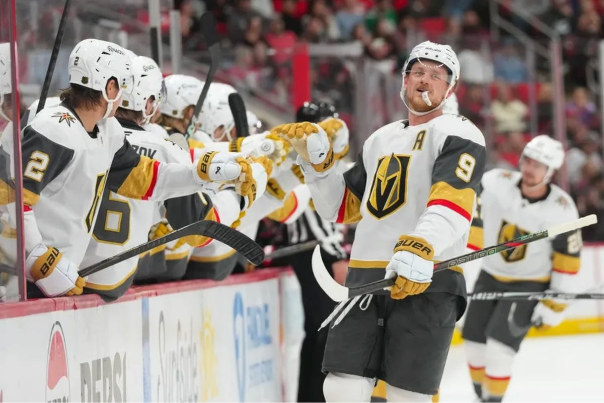 28 de outubro de 2025; Raleigh, Carolina do Norte, EUA; O atacante Jack Eichel (9) do Vegas Golden Knights comemora seu gol contra o Carolina Hurricanes durante o terceiro período no Lenovo Center. Crédito obrigatório: James Guillory-Imagn Images
