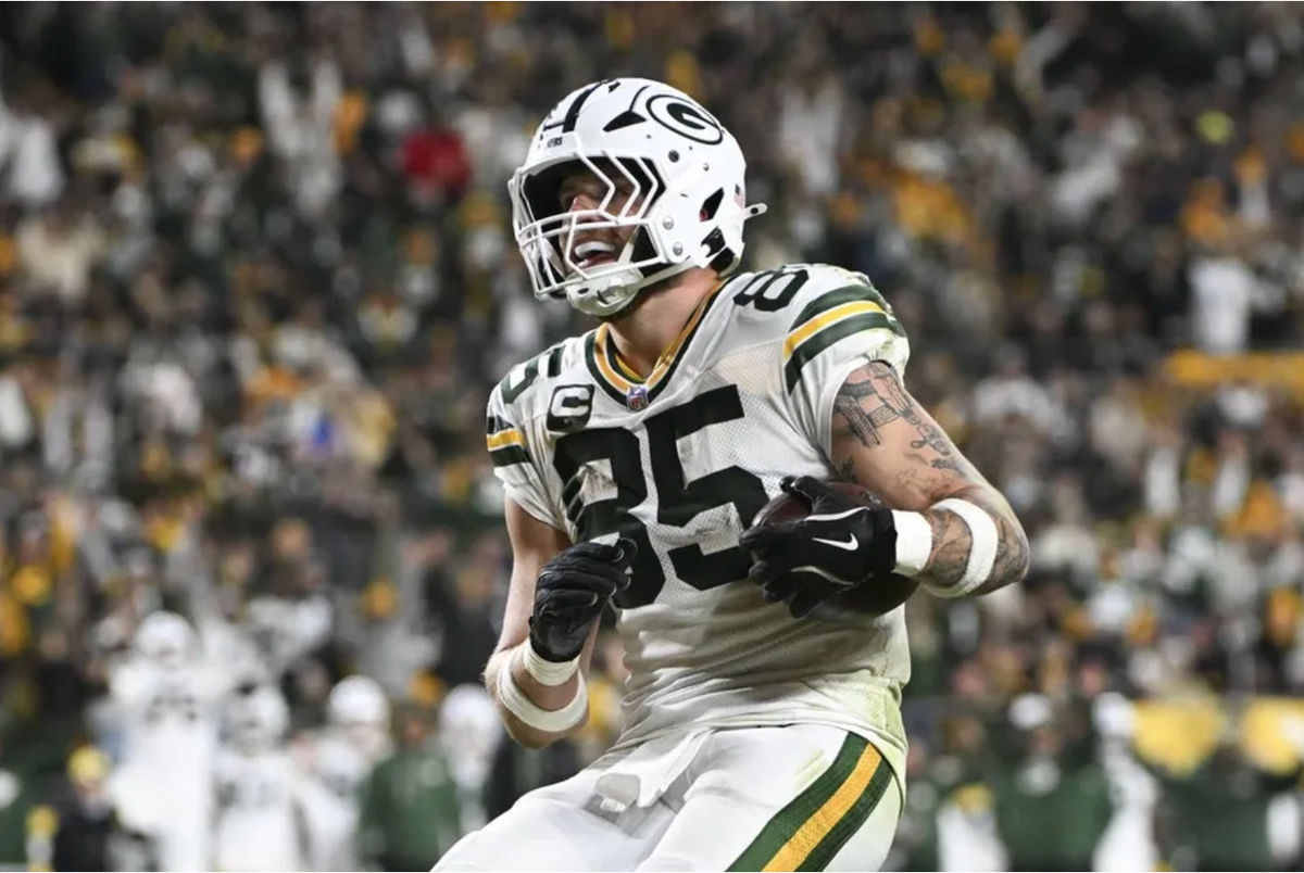 26 de outubro de 2025; Pittsburgh, Pensilvânia, EUA; O tight end do Green Bay Packers, Tucker Kraft (85), comemora seu touchdown contra o Pittsburgh Steelers durante o quarto período no Acrisure Stadium. Crédito obrigatório: Barry Reeger-Imagn Images