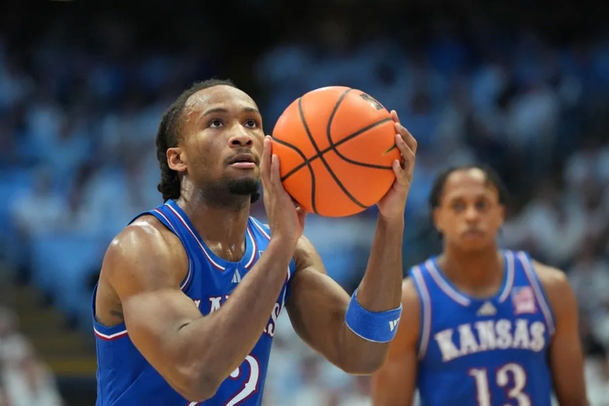 7 de novembro de 2025; Chapel Hill, Carolina do Norte, EUA; O armador do Kansas Jayhawks, Darryn Peterson (22), na linha de lance livre no primeiro tempo no Dean E. Smith Center. Crédito obrigatório: Bob Donnan-Imagn Images