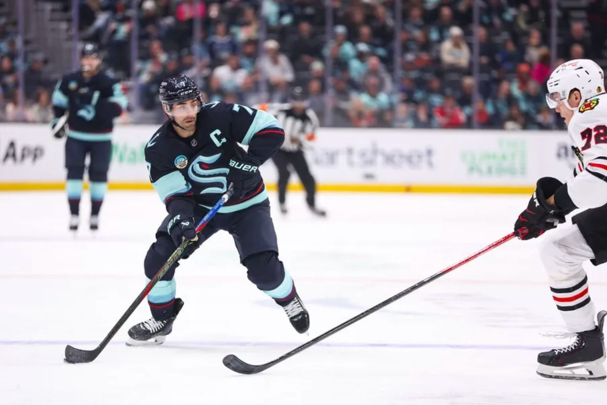 3 de novembro de 2025; Seattle, Washington, EUA; O ala-direita do Seattle Kraken, Jordan Eberle (7), controla o disco no segundo período contra o Chicago Blackhawks na Climate Pledge Arena. Crédito obrigatório: Kevin Ng-Imagn Images