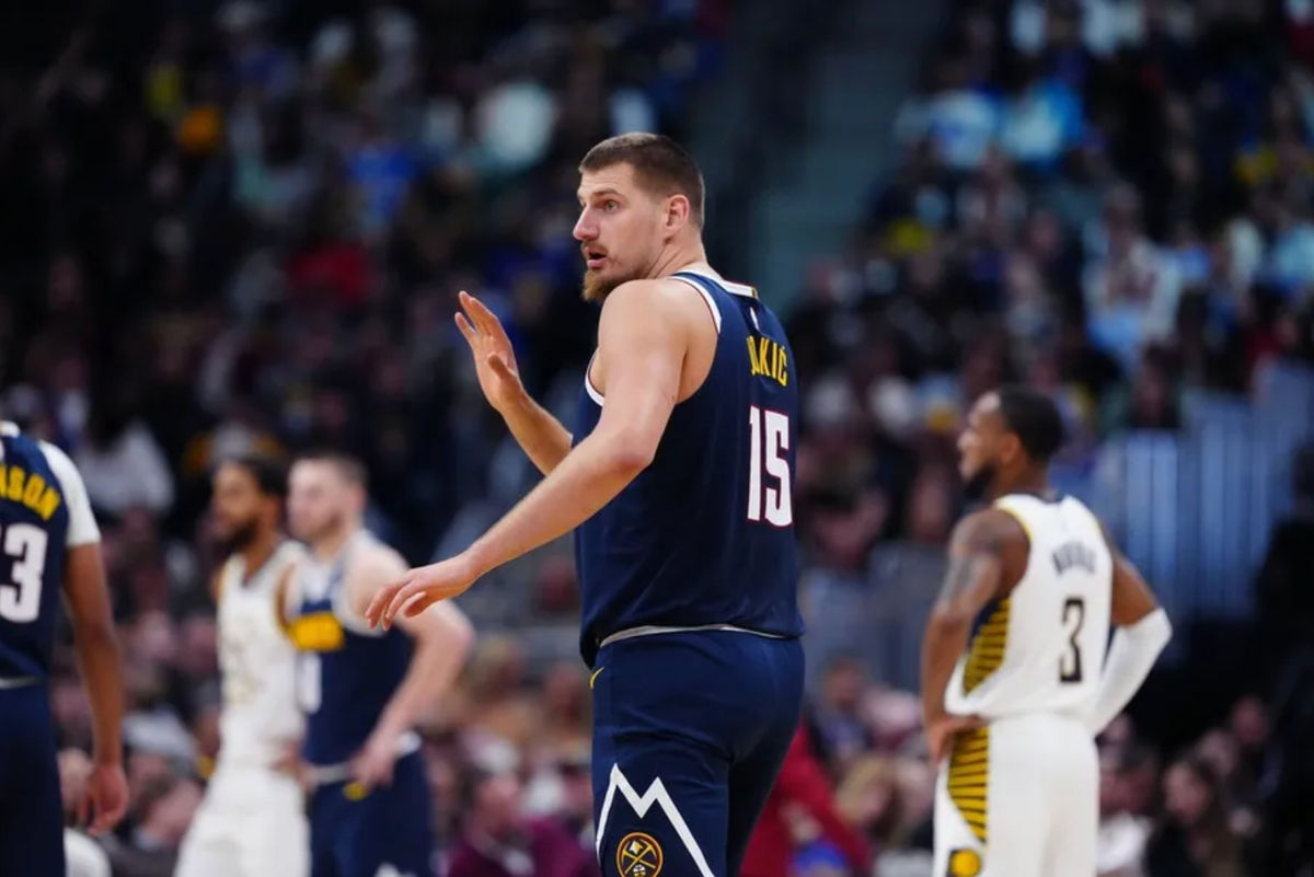 8 de novembro de 2025; Denver, Colorado, EUA; O pivô do Denver Nuggets, Nikola Jokic (15), faz um apelo no segundo quarto contra o Indiana Pacers na Ball Arena. Crédito obrigatório: Ron Chenoy-Imagn Images