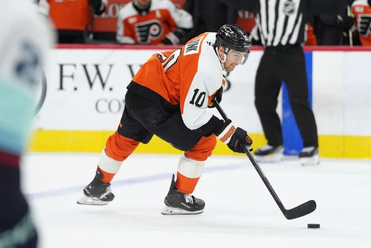 20 de outubro de 2025; Filadélfia, Pensilvânia, EUA; Bobby Brink (10), ala direita do Philadelphia Flyers, controla o disco contra o Seattle Kraken no segundo período na Xfinity Mobile Arena. Crédito obrigatório: Kyle Ross-Imagn Images