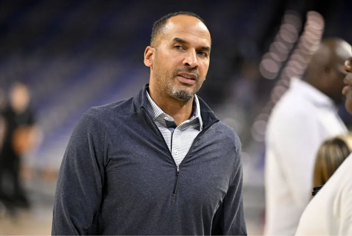 6 de octubre de 2025; Fort Worth, Texas, EE. UU.; Nico Harrison, gerente general de los Dallas Mavericks, observa antes del partido contra el Oklahoma City Thunder en el Dickie's Arena. Crédito obligatorio: Jerome Miron-Imagn Images