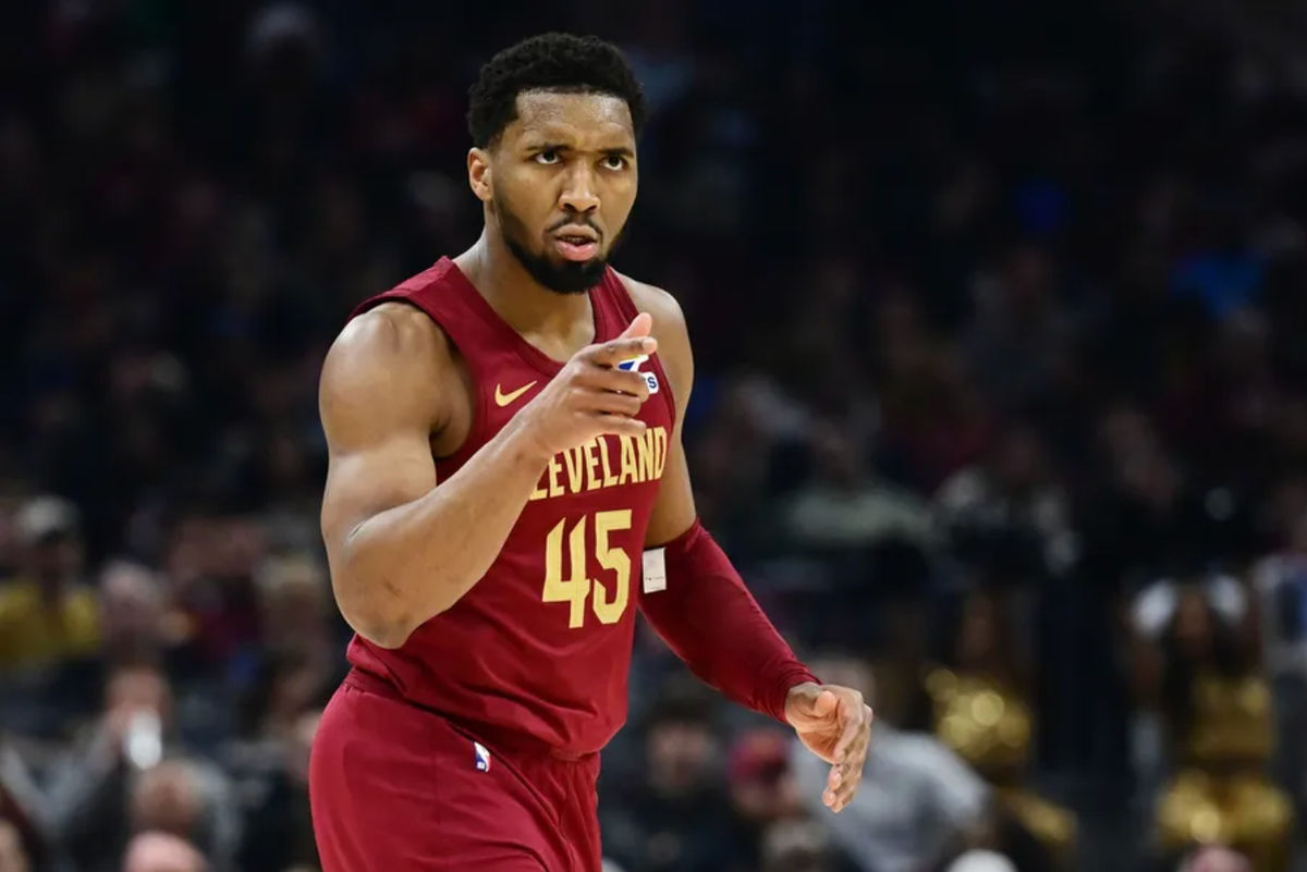 23 de fevereiro de 2025; Cleveland, Ohio, EUA; O armador do Cleveland Cavaliers, Donovan Mitchell (45), reage durante o primeiro tempo contra o Memphis Grizzlies na Rocket Arena. Crédito obrigatório: Ken Blaze-Imagn Images