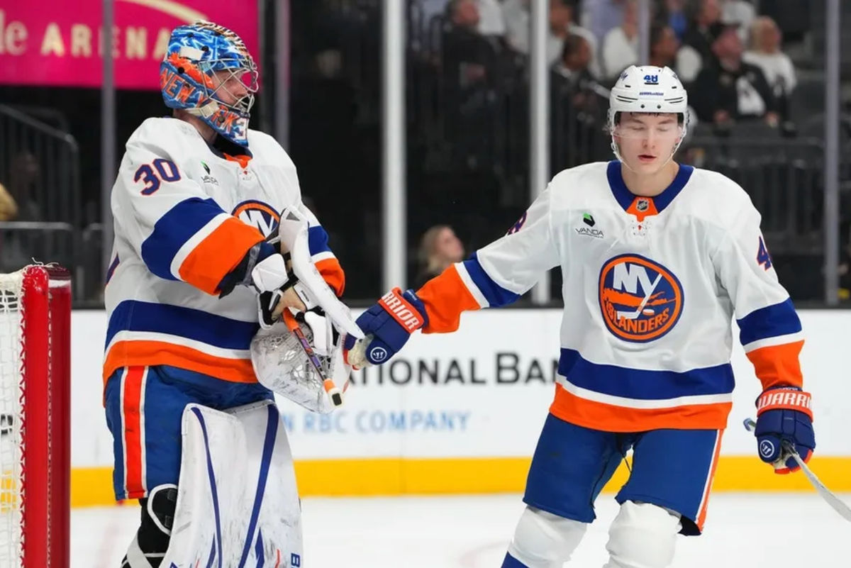 13 de novembro de 2025; Las Vegas, Nevada, EUA; O defensor do New York Islanders, Matthew Schaefer (48), comemora com o goleiro do New York Islanders, Ilya Sorokin (30), após marcar um gol contra o Vegas Golden Knights durante o primeiro período na T-Mobile Arena. Crédito obrigatório: Stephen R. Sylvanie-Imagn Images