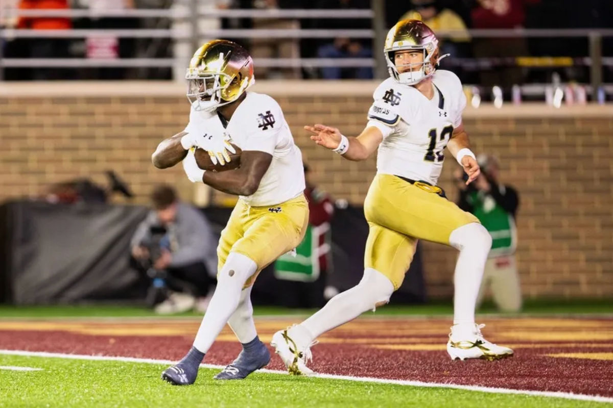 1 de noviembre de 2025; Chestnut Hill, Massachusetts, EE. UU.; El mariscal de campo de los Notre Dame Fighting Irish, CJ Carr (13), le entrega el balón al corredor Jeremiyah Love (4) durante el cuarto cuarto del partido contra los Boston College Eagles en el Alumni Stadium. Crédito obligatorio: Edward Finan-Imagn Images