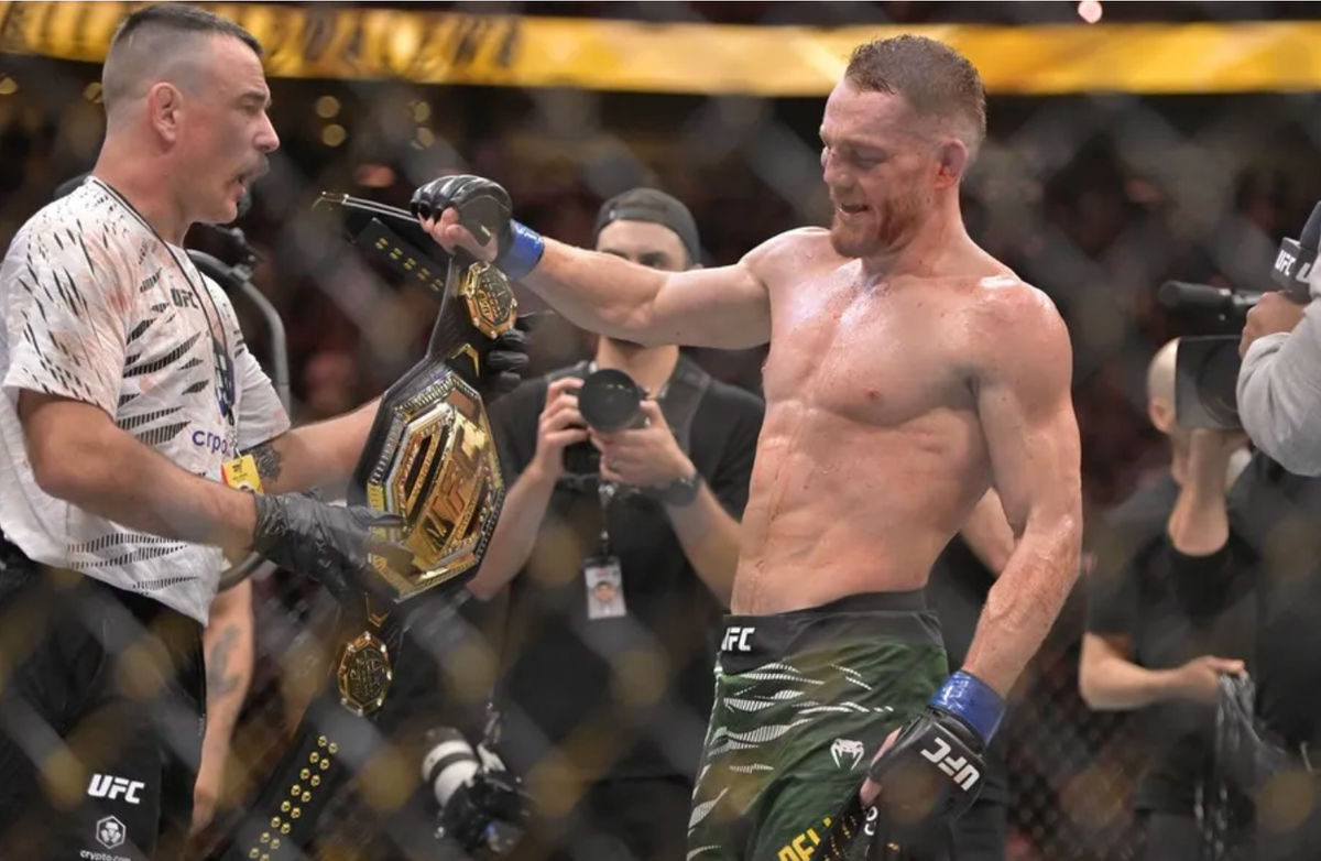 10 de maio de 2025; Montreal, Quebec, Canadá; Jack Della Maddalena (luvas azuis) comemora após derrotar Belal Muhammad (não aparece na foto) pelo título dos meio-médios durante o UFC 315 no Bell Centre. Crédito obrigatório: Eric Bolte-Imagn Images