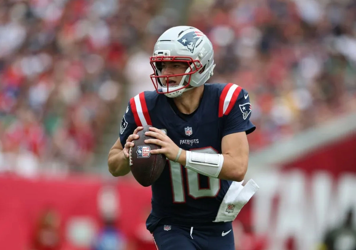 9 de novembro de 2025; Tampa, Flórida, EUA; O quarterback do New England Patriots, Drake Maye (10), corre no pocket durante o primeiro quarto contra o Tampa Bay Buccaneers no Raymond James Stadium. Crédito obrigatório: Nathan Ray Seebeck-Imagn Images