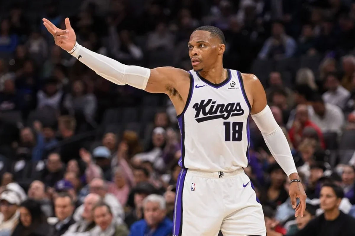 5 de noviembre de 2025; Sacramento, California, EE. UU.; El base de los Sacramento Kings, Russell Westbrook (18), celebra tras anotar contra los Golden State Warriors durante el segundo cuarto en el Golden 1 Center. Crédito obligatorio: Ed Szczepanski-Imagn Images