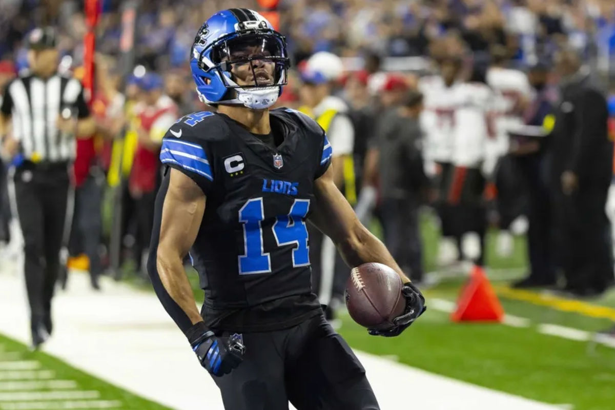 20 de outubro de 2025; Detroit, Michigan, EUA; O wide receiver do Detroit Lions, Amon-Ra St. Brown (14), faz uma recepção para touchdown contra o Tampa Bay Buccaneers durante o primeiro tempo no Ford Field. Crédito obrigatório: David Reginek-Imagn Images